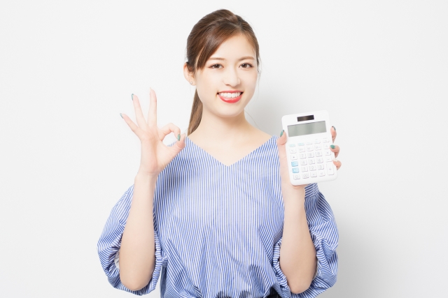 電卓を持つ女性